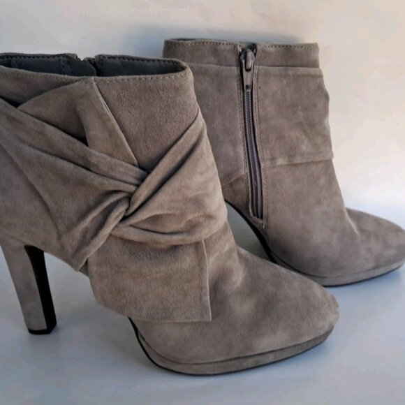 Gianni Bini Women’s Leather Gray Suede Ankle Boots Bootie Zip Bow - Picture 2 of 8